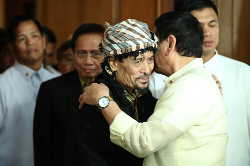 大統領府でドゥテルテ大統領と抱き合うモロ民族解放戦線のミスアリ初代議長=大統領府提供