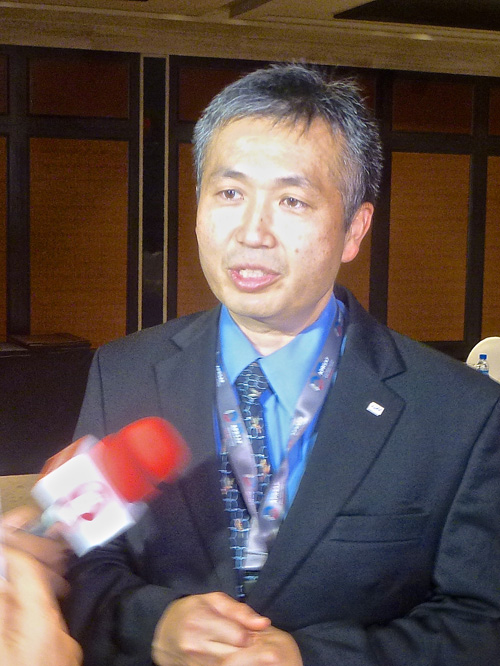 報道陣の質問に答える若田光一宇宙飛行士=17日午前10時半ごろ、首都圏パサイ市で加藤昌平撮影