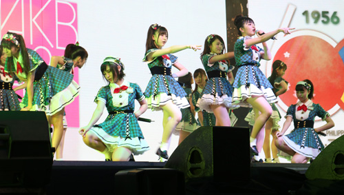 ステージで歌を披露するAKB48チーム8=4日午後4時半ごろ、首都圏タギッグ市で加藤昌平撮影