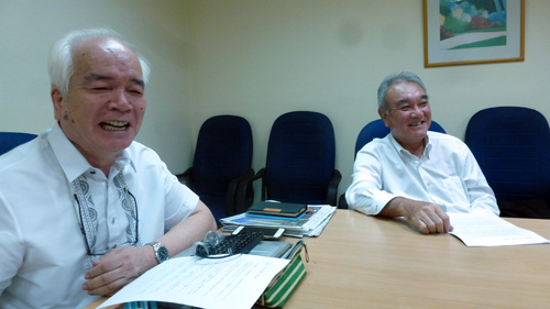 比日本人商工会議所の天野善夫会頭(右)と藤井伸夫副会頭=首都圏マカティ市のフィリピン日本人商工会議所で加藤昌平撮影