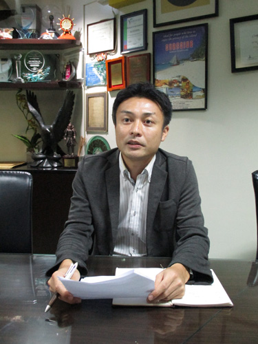 インタビューに応じるアティックツアーズの木下龍太営業部長=2016年11月28日午後4時ごろ首都圏パサイ市のアティックツアーズで撮影