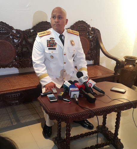 大統領府で謝罪会見を行うデラロサ国家警察長官=19日午後5時ごろ、首都圏マニラ市の大統領府でセレリーナ・モンテ撮影
