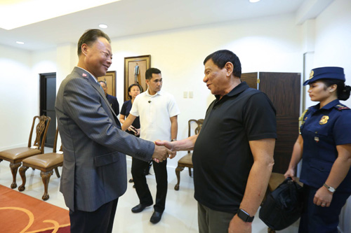 ドゥテルテ大統領と趙鑑華駐比中国大使=大統領府提供