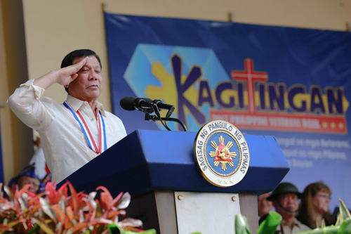 「勇者の日」記念式典でサマット山を訪れたドゥテルテ大統領=大統領府提供