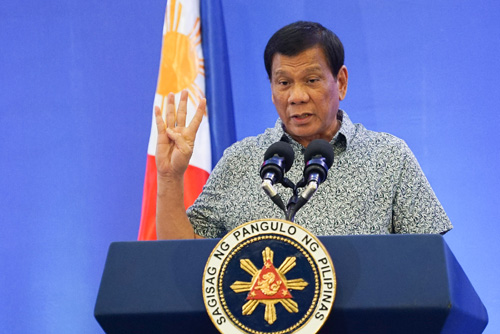 ミンダナオ地方ダバオ市での会合で演説するドゥテルテ大統領=大統領府提供