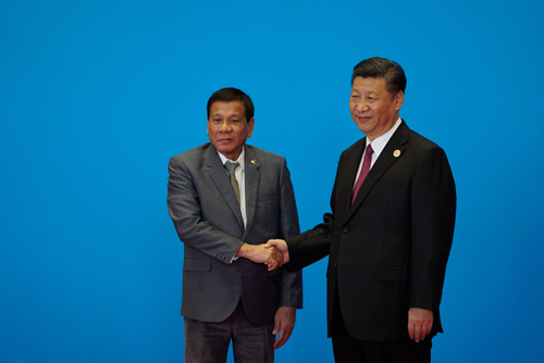 北京で行われた、国際会議で握手を交わすドゥテルテ大統領と習近平国家主席=大統領府提供