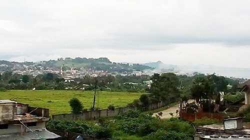 建物から煙があがるマラウィ市内=25日午後、南ラナオ州マラウィ市でクリサント・バリエタ撮影