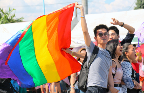 LGBT社会運動を象徴する虹色の旗を掲げ歩く参加者=24日午後3時ごろ、首都圏マリキナ市で冨田すみれ子撮影