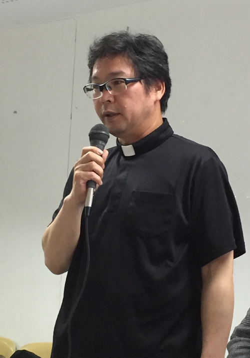 オリエンテーションで話す下窄(しもさこ)神父=26日正午ごろ、首都圏マカティ市で冨田すみれ子撮影