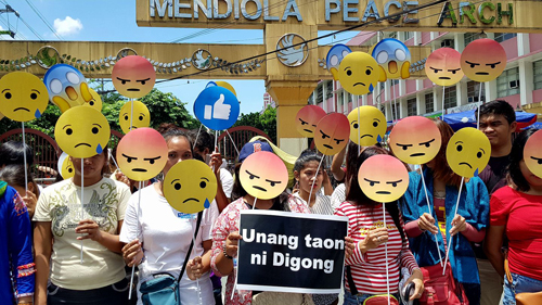 メンジョラ橋での抗議デモでは、参加者がフェイスブックのスタンプでドゥテルテ政権への不満を表現した=急進左派市民連合組織バヤン提供