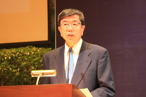 講演する中尾武彦ADB総裁=3日午前9時半ごろ、首都圏マンダルーヨン市で森永亨撮影