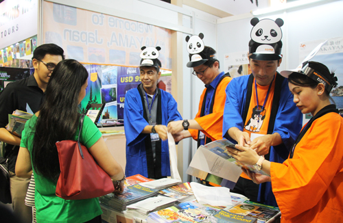 白浜のパンダを全面に打ち出し観光誘致をする和歌山県観光局関係者ら=7日午後1時すぎ、首都圏パサイ市で冨田すみれ子撮影