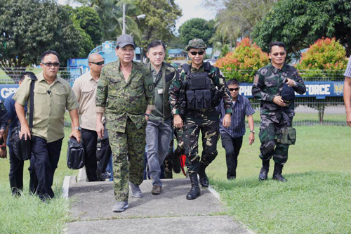 7日に軍服姿でイリガン市を訪問したドゥテルテ大統領=大統領府提供写真