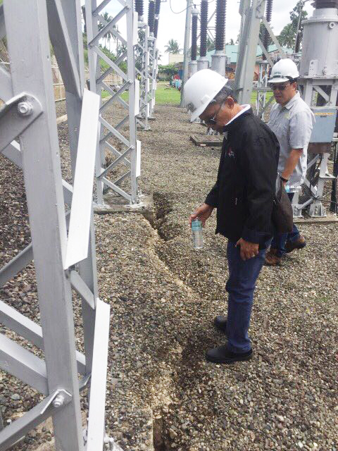 発電所敷地内に入った地割れを調査するクシー長官=エネルギー省提供