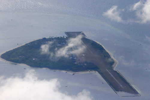 フィリピンが実効支配するパグアサ島の航空写真=4月21日撮影(EPA=時事)