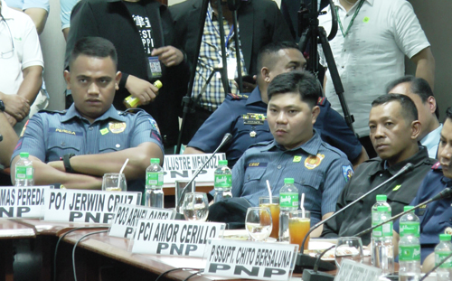 公聴会に出席した高校生殺害容疑の警官ら=24日午後4時ごろ、首都圏パサイ市でクリスチャン・ディミトゥイ撮影