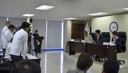 公聴会で営業停止処分の解除をLTFRB委員長らに求めるウーバーの代表者ら=23日午後1時ごろ、首都圏ケソン市で伊藤明日香撮影