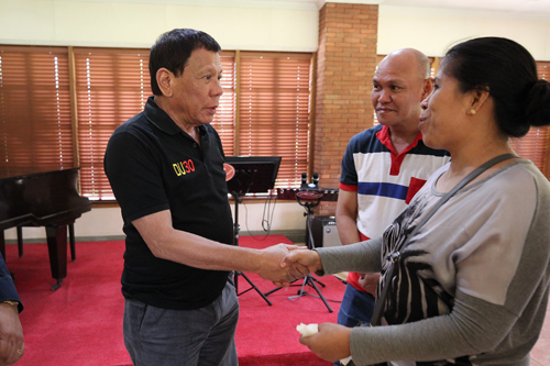 警官に殺害された男子高校生の遺族との面会に応じるドゥテルテ大統領=大統領府提供