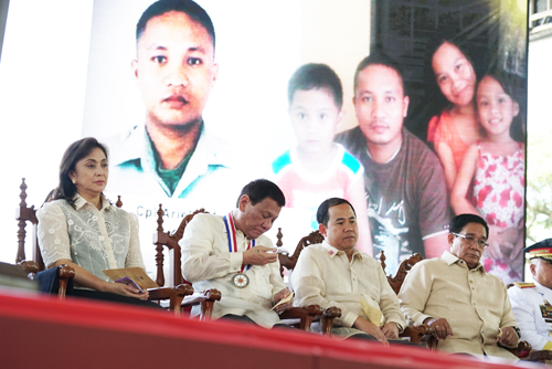 ミンダナオ地方で死亡した国軍兵士らを紹介するビデオを見て涙を流すドゥテルテ大統領(左から2人目)=大統領府提供