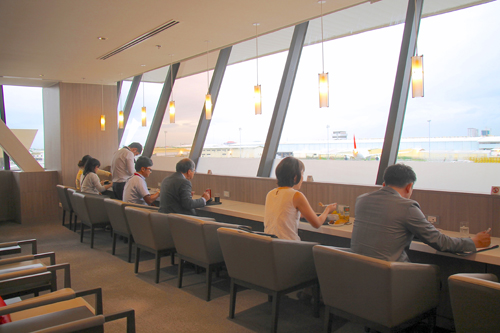 光が入る大きな窓が印象的なラウンジで、利用客は食事などを楽しめる=12日午後4時ごろ、マニラ空港で冨田すみれ子撮影