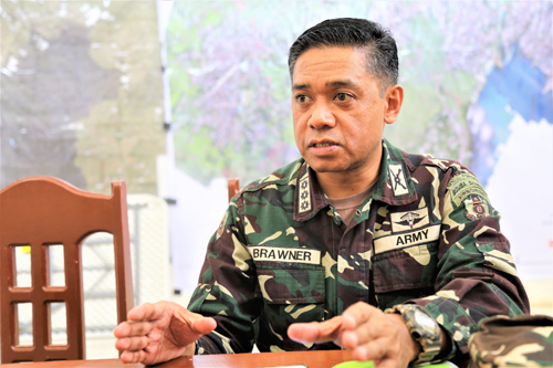 国軍のロメオ・ブラウナー大佐=11日午後3時ごろ、マラウィ市で石山永一郎撮影
