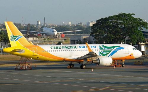 マニラ空港に停止するセブパシフィックのエアバスA320型機=時事