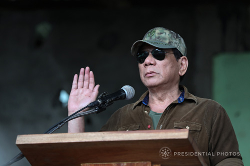国軍兵士を前にマラウィ市解放を宣言するドゥテルテ大統領=大統領府提供