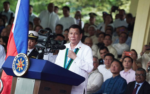 国軍本部で行われた参謀総長の交代式で演説するドゥテルテ大統領=大統領提供
