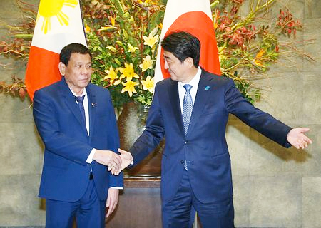 ドゥテルテ大統領(左)を出迎え、握手する安倍晋三首相=30日午後、首相官邸(時事)