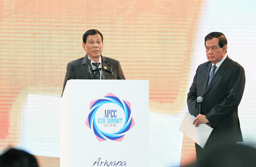 APEC関連会合で講演を行うドゥテルテ大統領=大統領府提供