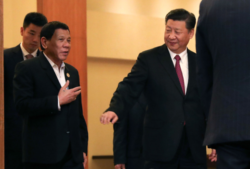 首脳会談に臨むドゥテルテ大統領と習近平国家主席=大統領府提供