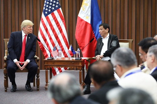 会談するドゥテルテ大統領とトランプ大統領=ASEAN提供