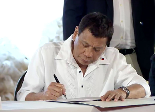 2018年の予算案に署名するドゥテルテ大統領=大統領府提供