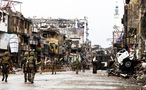戦闘で破壊されたマラウィ市内=10月17日、ミンダナオ地方南ラナオ州マラウィ市で撮影
