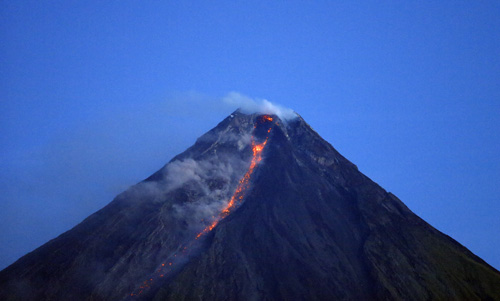 噴煙を上げるマヨン山=21日午前撮影