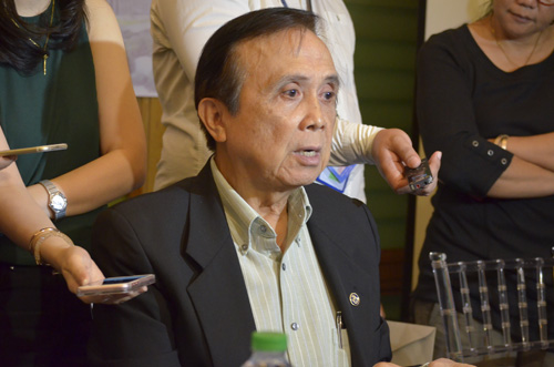 会見で2017年のGDP成長の要因を説明するペルニア国家経済開発長官=23日午前10時ごろ、首都圏パシッグ市で伊藤明日香撮影