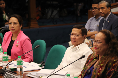 公聴会に出席するガリン前厚生長官(左)とドゥケ厚生長官(中央)=22日午前11時ごろ、上院で遠藤美波撮影