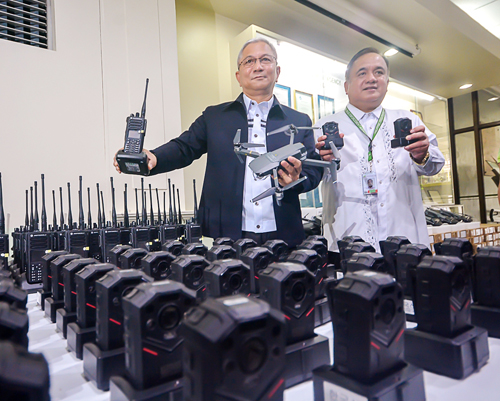 ボディーカメラやドローンを報道陣に公開するアキノPDEA局長(左)ら=PDEA提供