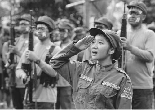 演習を行うフィリピン共産党の軍事部門、新人民軍(NPA)=ルソン地方シエラマドレ山脈で12月29日撮影(EPA=時事)