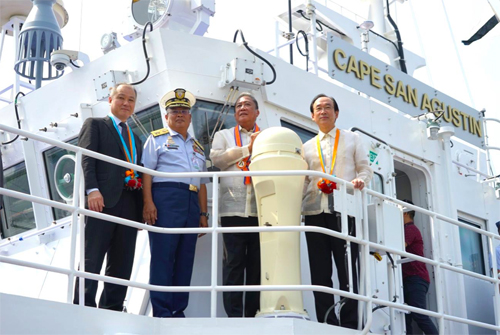 巡視船「BRPケープサンアグスティン」の船上を視察する羽田浩二大使(右)ら=国際協力機構提供