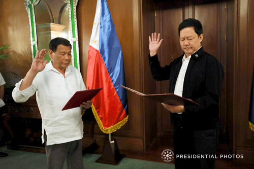 就任式を行うゲバラ司法長官代理(右)=大統領府提供