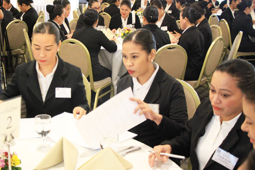 雇用契約書に署名する比人女性ら=21日午前11時ごろ、首都圏マニラ市で森永亨撮影