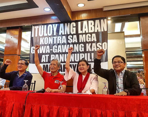 記者会見するマザ国家貧困対策委員長(右から2人目)ら=「フィリピン農民運動」(KMP)提供