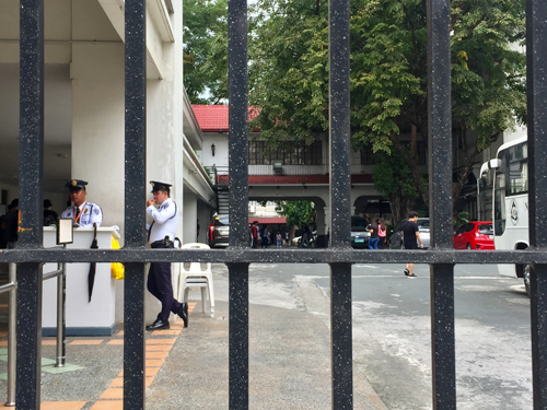 爆破予告の翌日、警備を強化するマプア大=19日午後2時ごろ、首都圏マニラ市のマプア大学で冨田すみれ子撮影