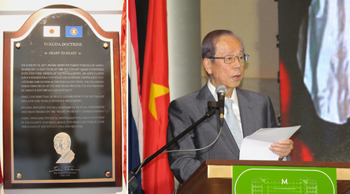 (右)記念シンポジウムで基調講演を行う福田康夫元首相=1日午前9時半すぎ、首都圏マニラ市のマニラホテルで岡田薫撮影。(左)マニラホテル館内1階に設置された福田ドクトリン記念プレート=1日午前10時ごろ、首都圏マニラ市のマニラホテルで冨田すみれ子撮影