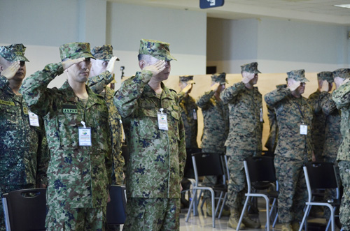 比米合同軍事演習「カマンダグ2018」の開会式で敬礼する藤井義勝第2水陸機動連隊長(写真中央)=10月1日午前11時ごろ、ルソン地方サンバレス州スービック空港で伊藤明日香撮影