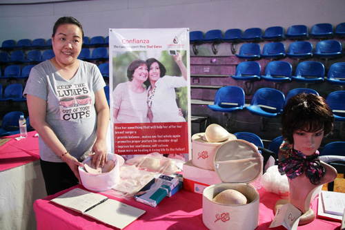 乳房切除患者用のシリコンパッドについて説明するメアリー・ゴプコ代表=2日午後1時ごろ、首都圏ケソン市で冨田すみれ子撮影