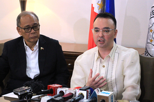 記者会見するカエタノ外務長官(右)=午前10時半ごろ、首都圏マニラ市で森永亨撮影