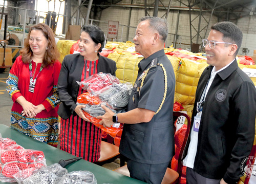 社会福祉開発省に靴を引き渡すラペニャ関税局長(中央右)=関税局提供