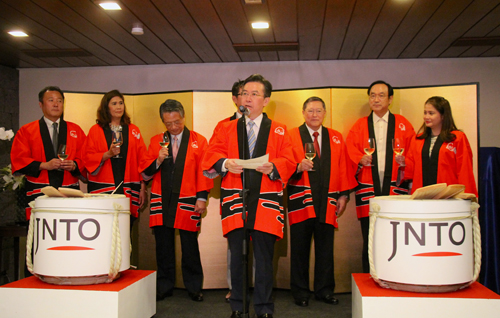 鏡開きの後にあいさつを行う田端浩観光庁長官=17日午後7時半ごろ、首都圏マカティ市の大使公邸で冨田すみれ子撮影